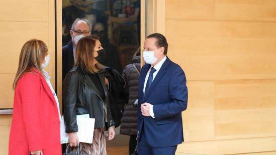 Amilivia departe con dos de las integrantes de la Comisión